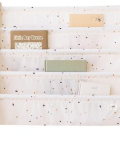 3 Sprouts, Librería Frontal Montessori para Niños, Estantería Fabricada en Poliéster Reciclado, Ideal para Contener Libros, Color Crema Terrazo, 61x63x25,4 cm | estantes frontales de tela en 4 niveles; mantiene cuentos visibles y a mano; para dormitorio, aula o rincón de lectura