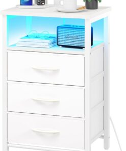 Yoobure Mesita de noche con estación de carga, mesita de noche blanca con 3 cajones de tela y puertos USB y tomas, mesa auxiliar LED y estante de almacenamiento, cómoda pequeña para dormitorio, mesita