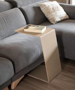 MILUKA Mesa Auxiliar Sofa en Forma de C, Metal Beige Arena en una Pieza | Mesita elegante y resistente, Apoyo para ordenador o comer en el sofa, Mesa auxiliar exterior para terraza, Mesita de noche