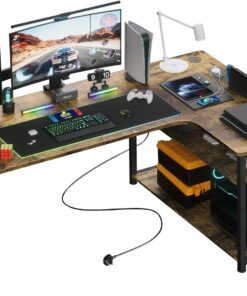 COMHOMA Escritorio de Juegos en Forma de L, Escritorio de Esquina con estantes de Almacenamiento, Mesa de Ordenador con Puerto de Carga USB y Toma de Corriente (Marrón-130)