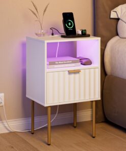 Mesita de noche con estación de carga y luces LED, moderna mesita de noche blanca con cajón de panel estriado y patas doradas, mesa auxiliar con puertos USB y tomas de corriente para