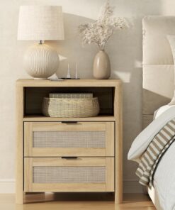 MECHYIN Mesita de noche con estación de carga y dos cajones decorativos de ratán, mesita de noche bohemia con patas de madera maciza, mesa auxiliar de cama con almacenamiento abierto, color natural