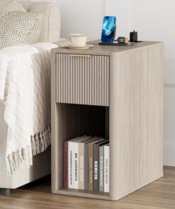 Homleke Mesa auxiliar estrecha con cajón estriado y estación de carga, mesita de noche pequeña con puertos USB y tomas, mesita de noche para dormitorio o sala de estar, mesa de acento moderna, abedul