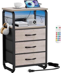 runjuly Mesa auxiliar de cama con 3 cajones de tela, mesita de noche con estación de carga, mesita de noche LED con ganchos, mesita de noche con almacenamiento, mesas de noche para sala de estar