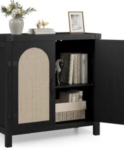 Farmhouse Boho - Aparador de ratán estilo bohemio, consola de bar de café de madera con 2 puertas, estantes ajustables y almacenamiento, muebles decorativos para entrada, comedor, sala de estar, 31.5