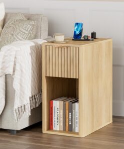 Homleke Mesa auxiliar estrecha con cajón estriado y estación de carga, mesita de noche pequeña con puertos USB y tomas, mesita de noche para dormitorio o sala de estar, mesa de acento moderna, color