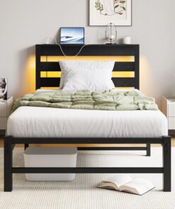 Estructura de cama de 90 x 200 cm con LED, cama de metal con estación de carga USB y cabecero de madera con espacio de almacenamiento, cama de invitados, cama individual con somier de láminas