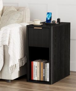 Homleke Mesa auxiliar estrecha con cajón estriado y estación de carga, mesita de noche pequeña con puertos USB y tomas, mesita de noche para dormitorio o sala de estar, mesa decorativa moderna, color